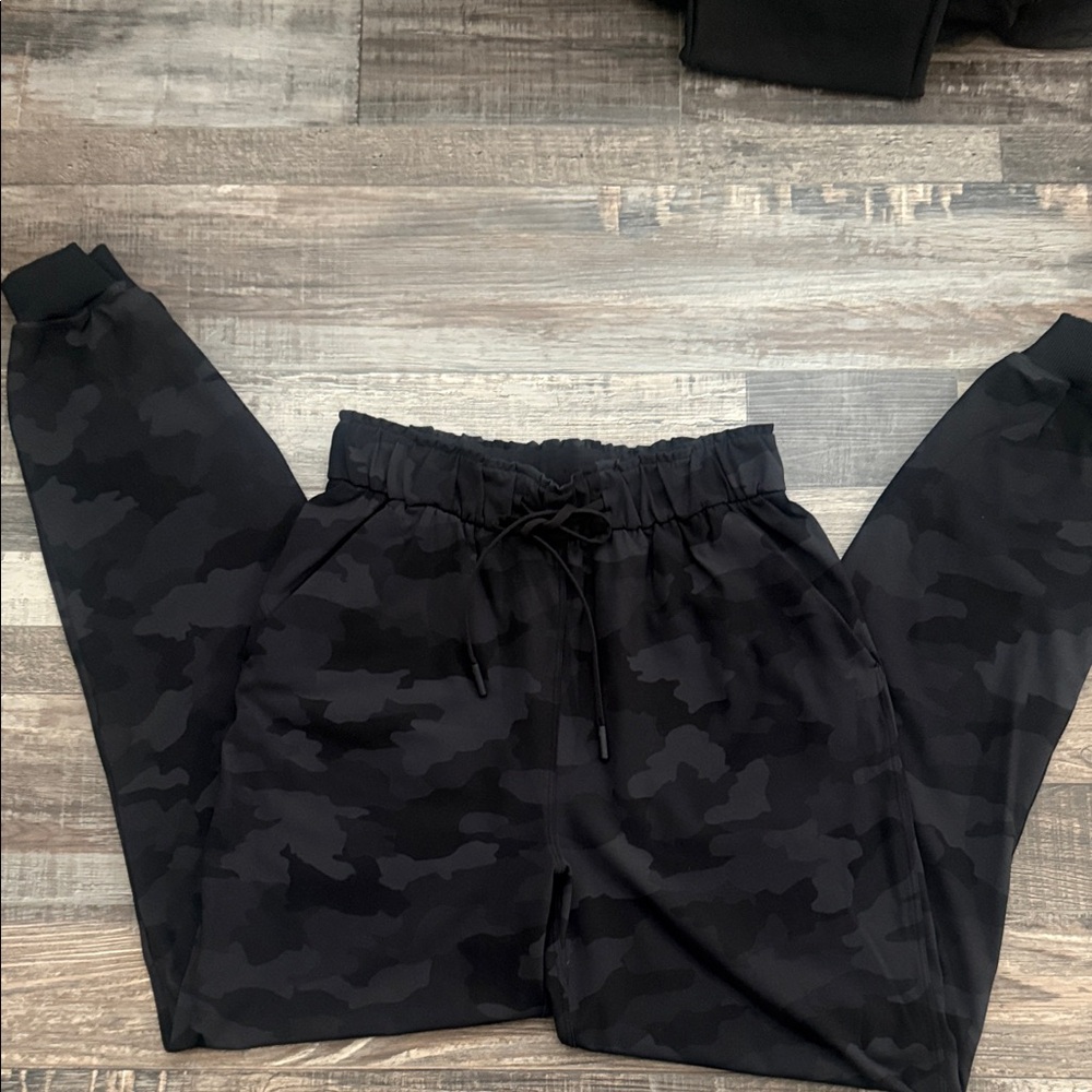 Lululemon Black Camouflage Jogger Pants EUC size 4